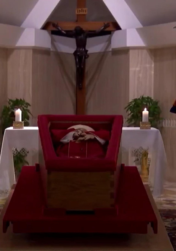 Vatikan, Papa'nın cenazesinin tabuttaki görüntülerini paylaştı - Resim: 3