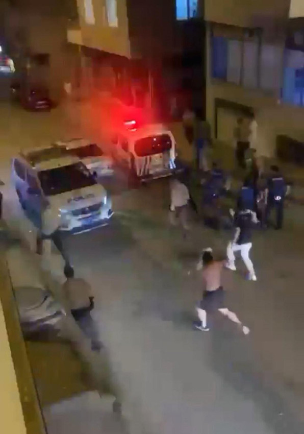 Firari hükümlüyü kaçırmak için otomobilleriyle polislere çarptılar - Resim: 2