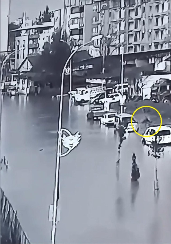 Kaldırımda yürürken bir anda sulara gömüldü! Şoke eden görünmez kaza kamerada - Resim: 2