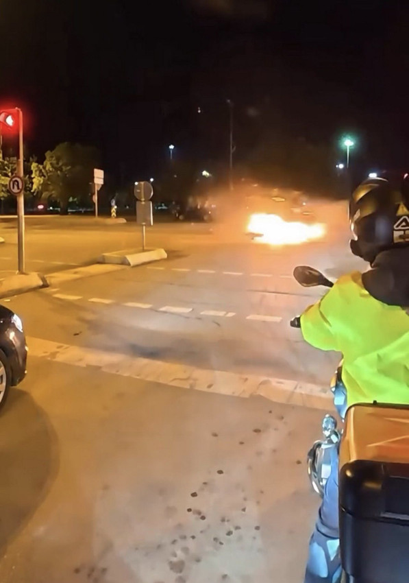 İstanbul'da korkunç kaza kamerada! Otomobil bir anda alev topuna döndü! - Resim: 2