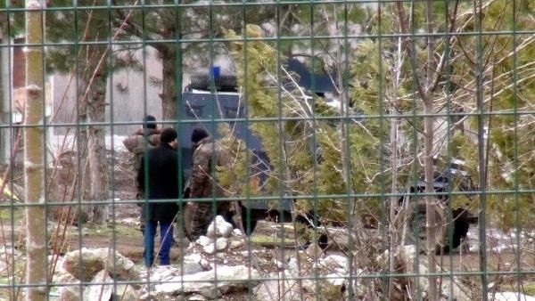 Arkadaşını öldürüp çatıya çıktı, 3 polisi yaraladı - Resim: 4