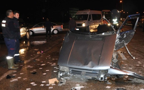 Kavşakta çarpışan 2 otomobilden biri ikiye bölündü: 8 yaralı - Resim: 3