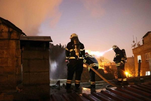 Gaziantep'te metruk binada yangın - Resim: 4