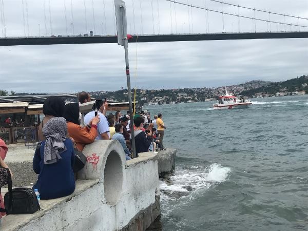 İstanbul Boğazı'nda saygı geçişi - Resim: 1