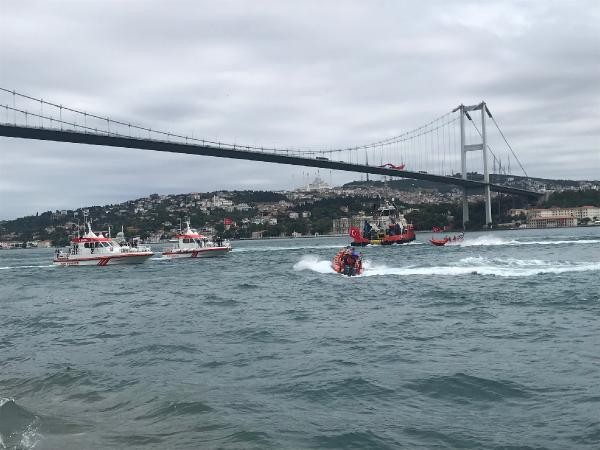 İstanbul Boğazı'nda saygı geçişi - Resim: 2