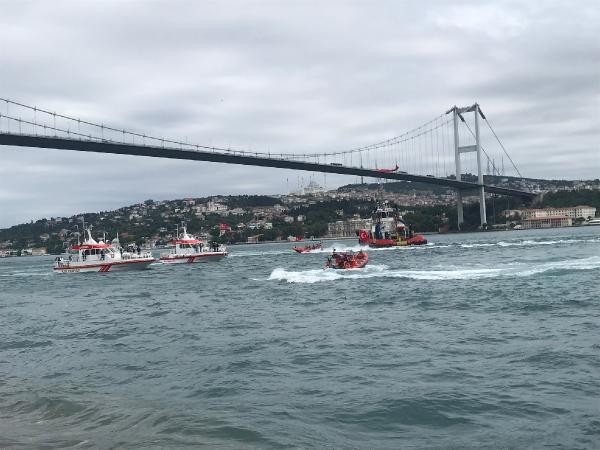 İstanbul Boğazı'nda saygı geçişi - Resim: 3