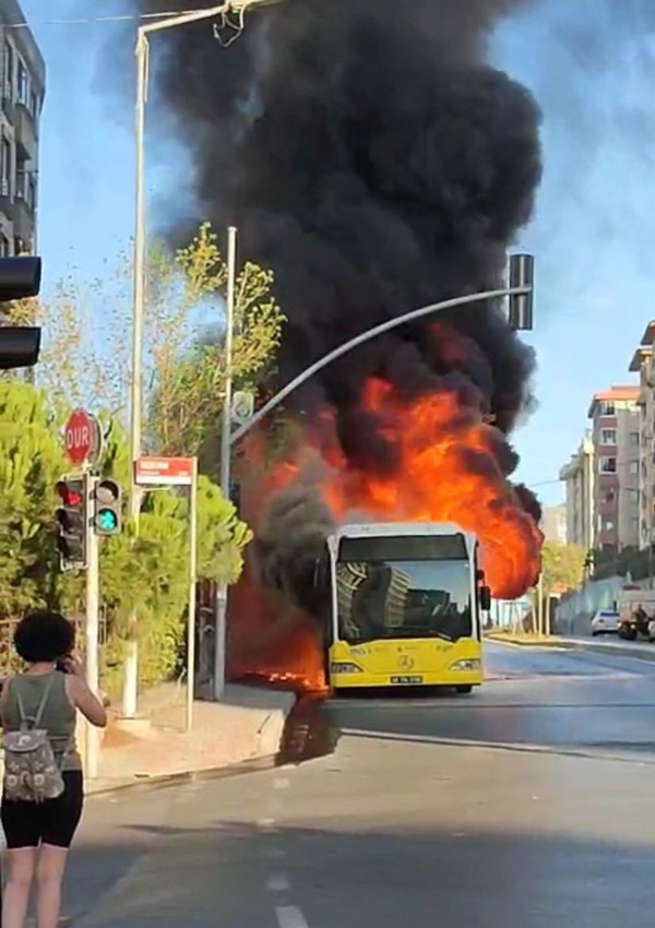 İstanbul'da İETT otobüsü alev aldı, yolcular son anda tahliye edildi - Resim: 1