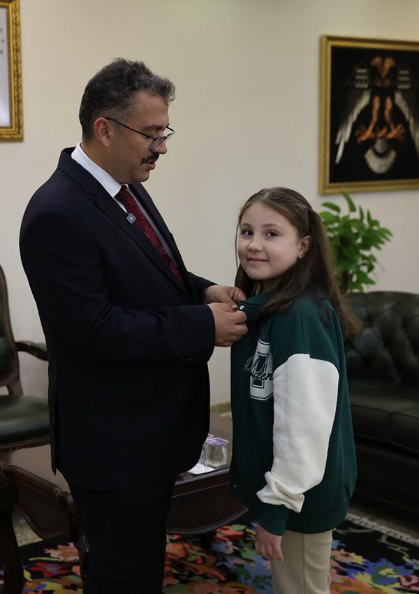 İstiklal Marşı okunurken yağmur altında saygı duruşuna geçen öğrenci ödüllendirildi - Resim: 3