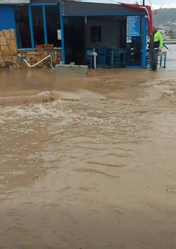İzmir sular altında! Sağanak yağış hayatı felç etti - Resim: 1