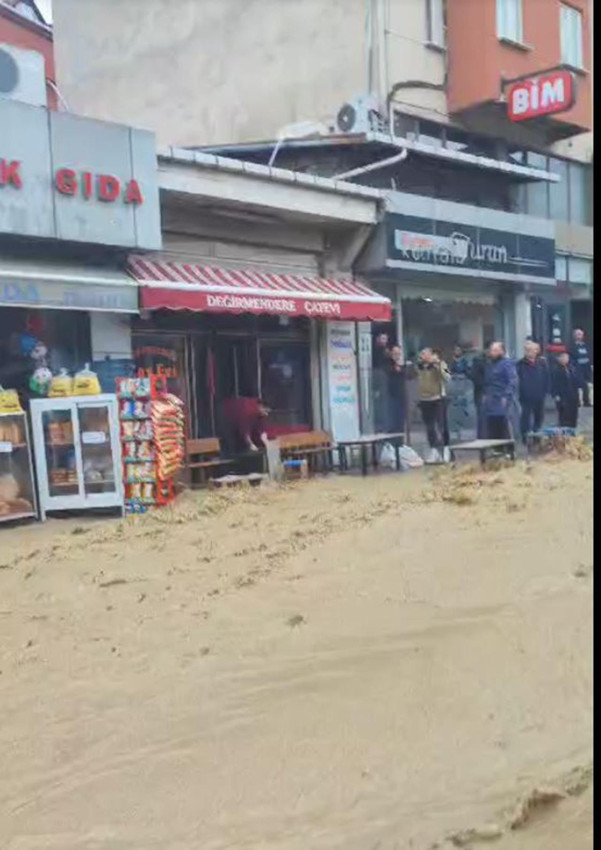 Su borusu patladı; yollar göle döndü - Resim: 4