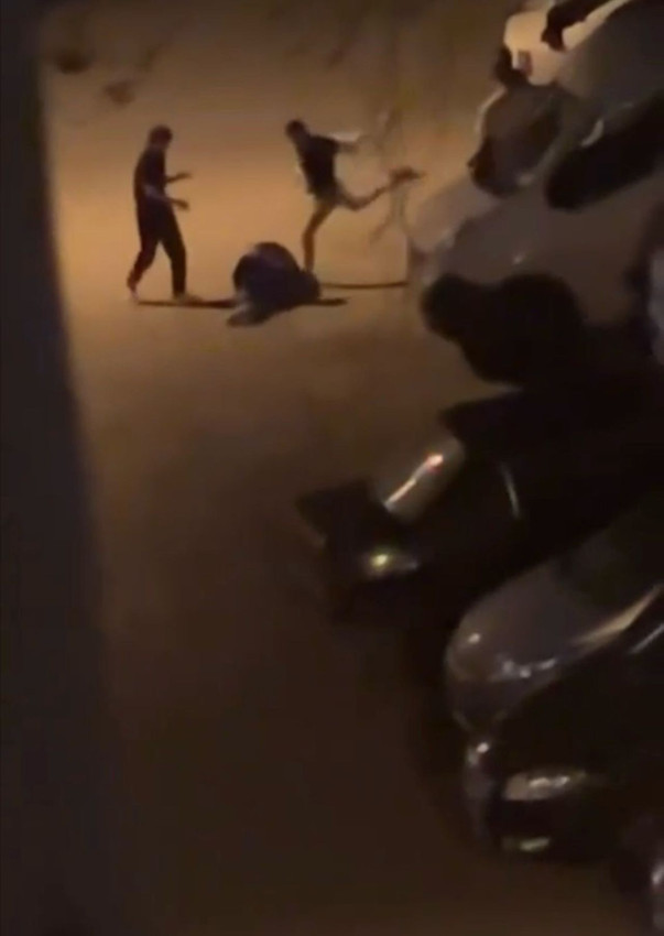 Sokak ortasında dehşet kamerada: Şehir eşkıyalarından öldüresiye dayak - Resim: 2