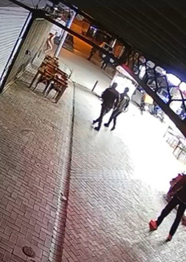 Sokak ortasında eşini öldürdü, 8 yaşındaki kızını defalarca bıçakladı - Resim: 1