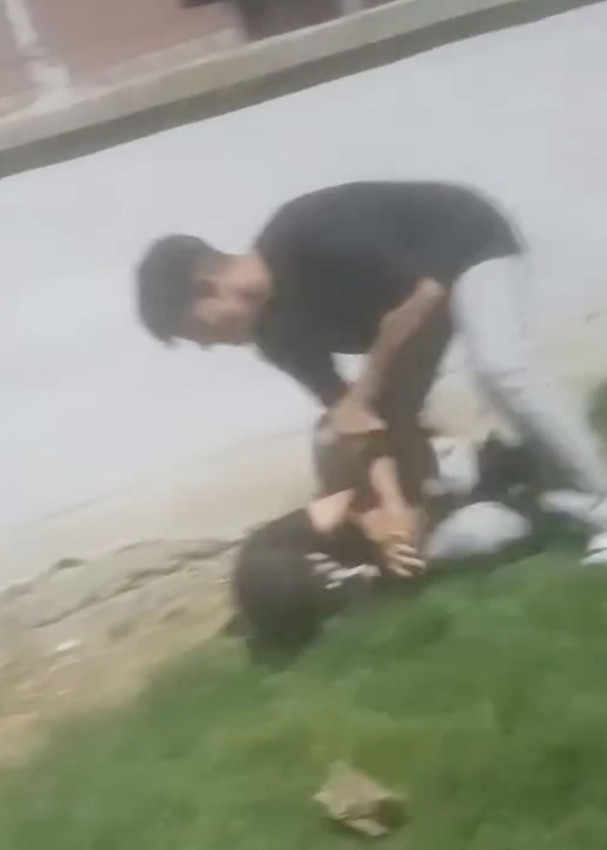 İstanbul'da çocuk parkında güpe gündüz akran zorbalığı! - Resim: 1