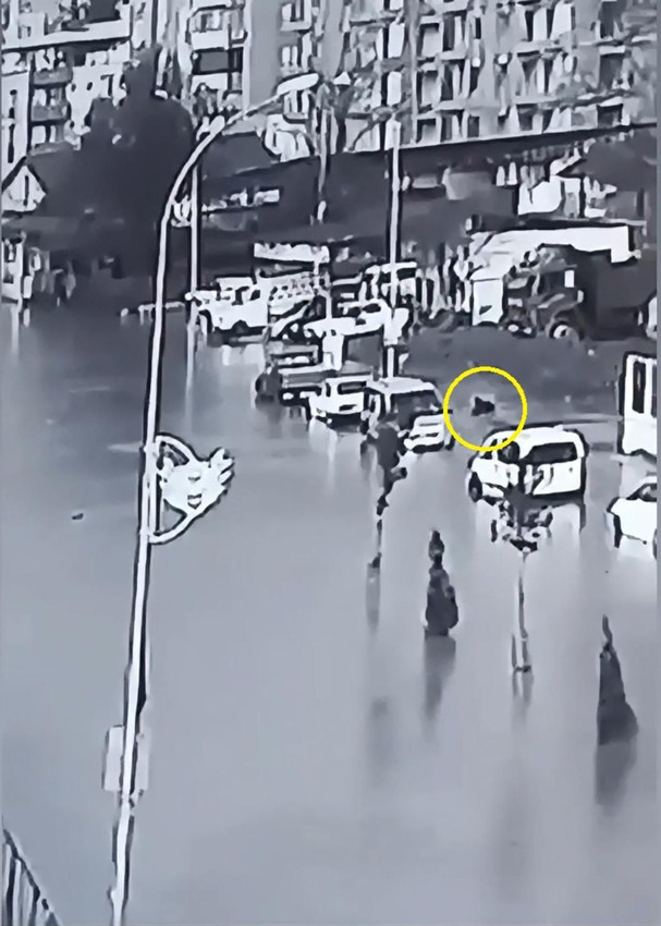 Kaldırımda yürürken bir anda sulara gömüldü! Şoke eden görünmez kaza kamerada - Resim: 3