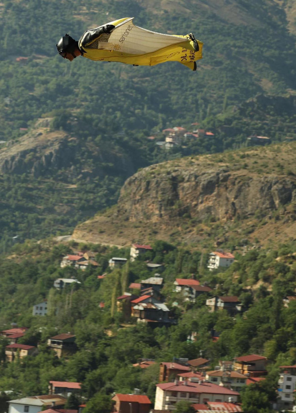220 kilometre hızla uçan ''yarasa adam'' görenleri hayrete düşürdü - Resim: 1