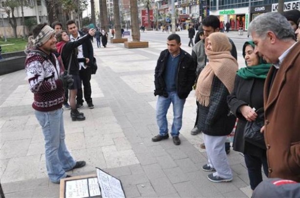 Denizli'de sarılmak bedava eylemi - Resim: 2