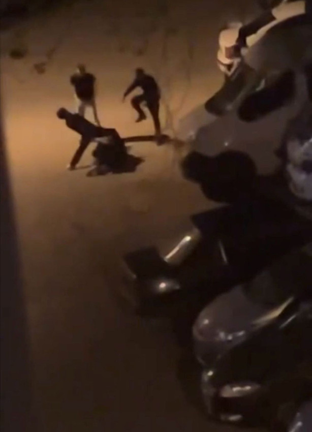 Sokak ortasında dehşet kamerada: Şehir eşkıyalarından öldüresiye dayak - Resim: 1
