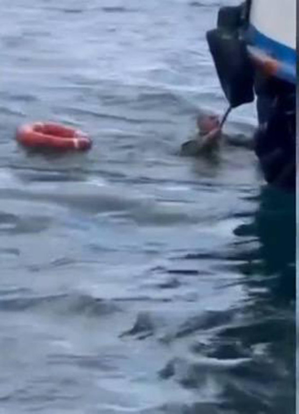 Karaköy açıklarında yürekleri ağza getiren kaza: Balıkçı denize düştü - Resim: 2