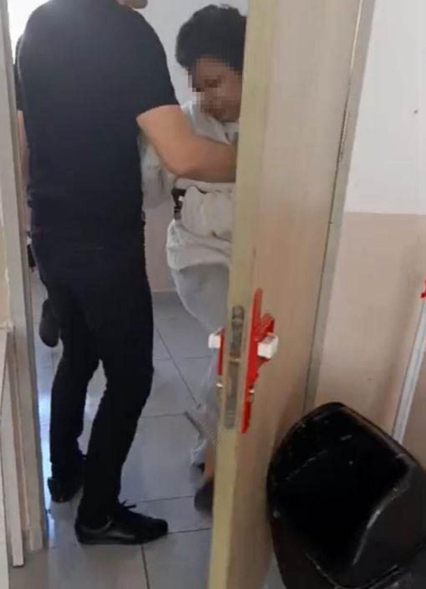 Okulda skandal görüntüler: Ders sırasında sınıfı basan veli hakaret yağdırdı - Resim: 2