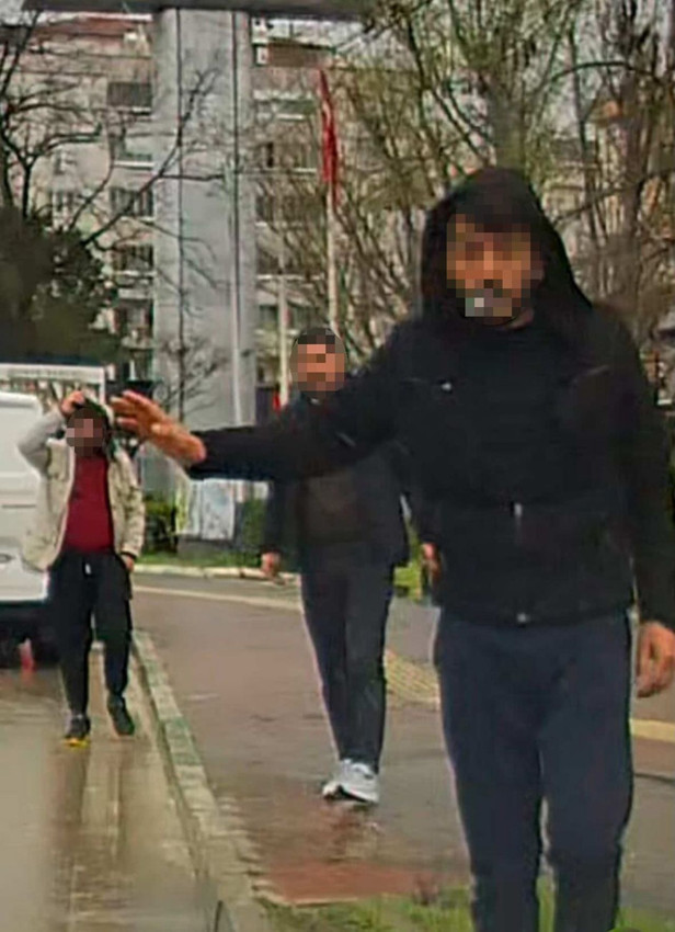 Yol verme tartışmasında yolu kesip sürücüye saldırdılar! - Resim: 2