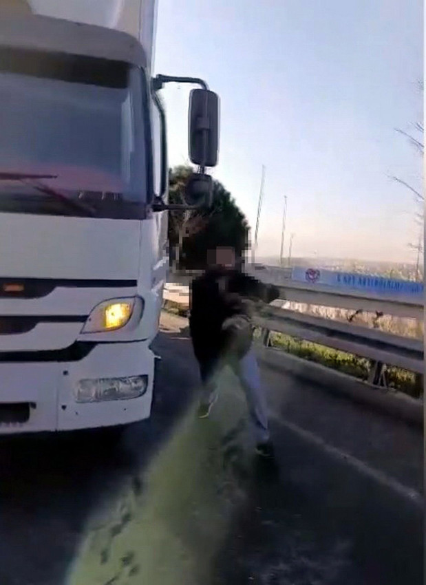 İstanbul trafiğinde psikopat saldırısı kamerada - Resim: 2