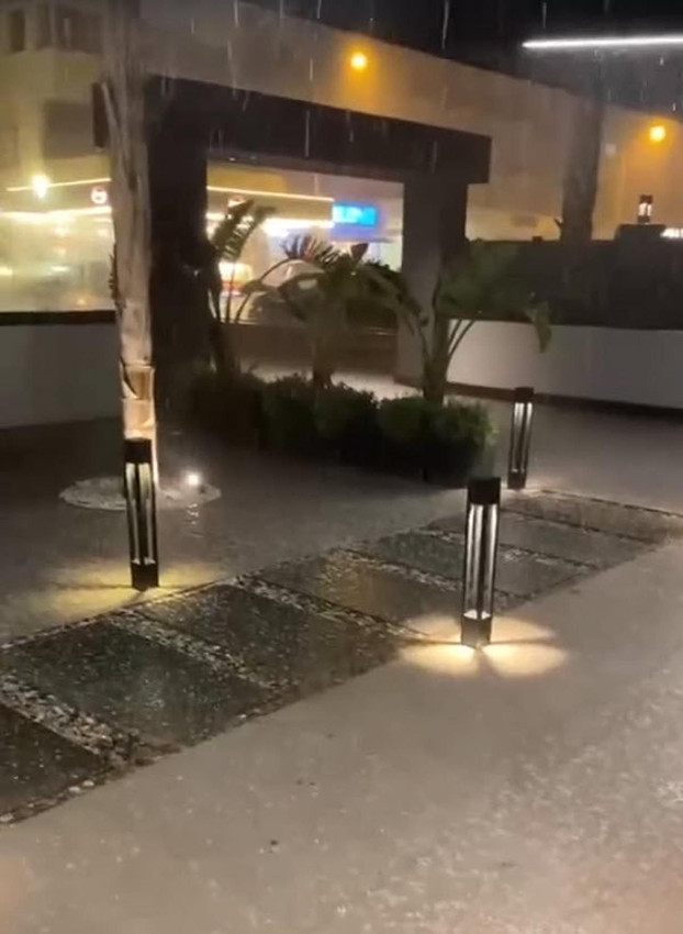 Sağanak, dolu ve toz taşınımı hayatı felç etti - Resim: 1