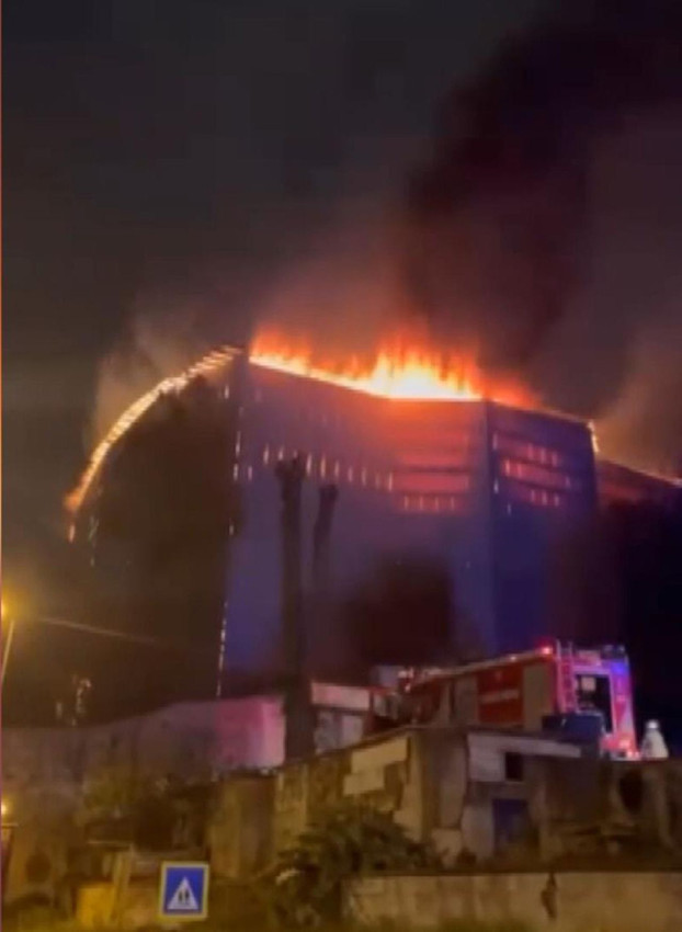 İstanbul'un kalbinde tarihi konak çıkan yangında kül oldu - Resim: 1