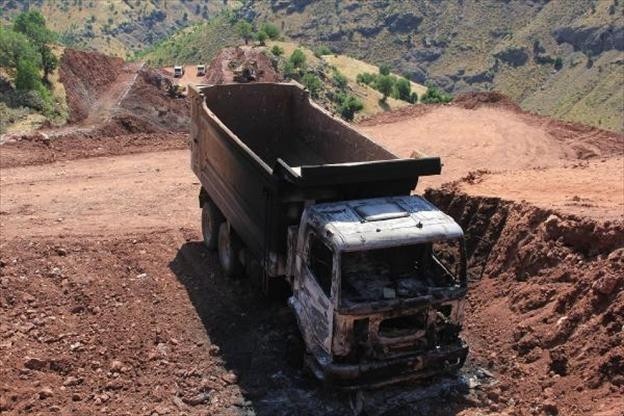 PKK Adıyaman'da iş makineleri yaktı - Resim: 1