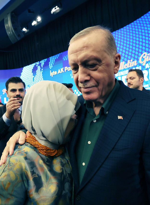 Emine Erdoğan, Cumhurbaşkanı Erdoğan'a sarılıp ağladı - Resim: 3