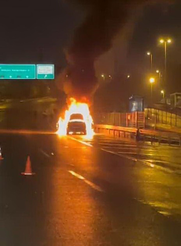 15 Temmuz Şehitler Köprüsü'nde otomobil alev alev yandı - Resim: 2