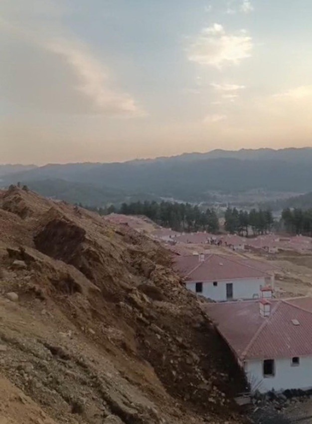 Kahramanmaraş'ta heyelan: Deprem sonrası yapılan köy evleri toprak altında kaldı - Resim: 3