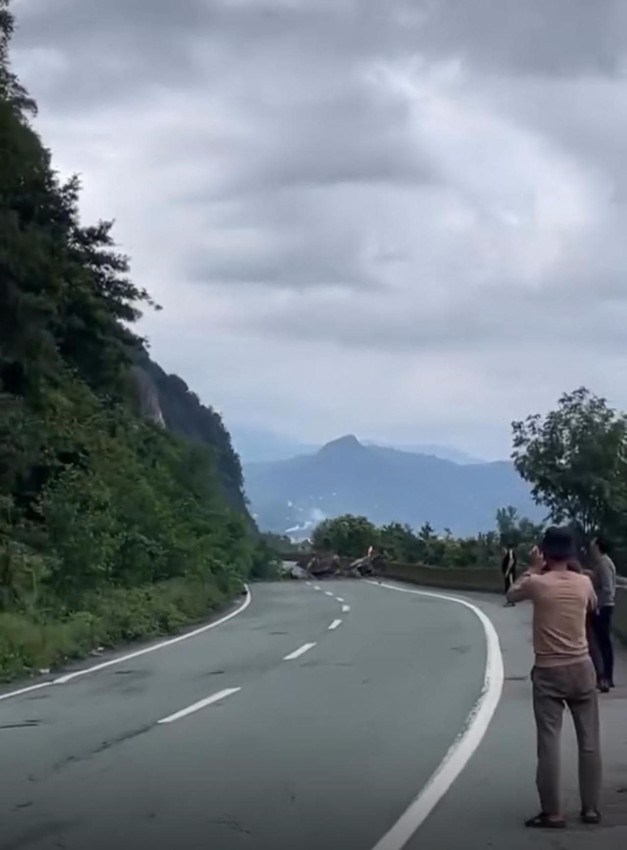 Artvin'de heyelan: Dev kayalar Karadeniz Sahil Yolu'nu kapattı - Resim: 4