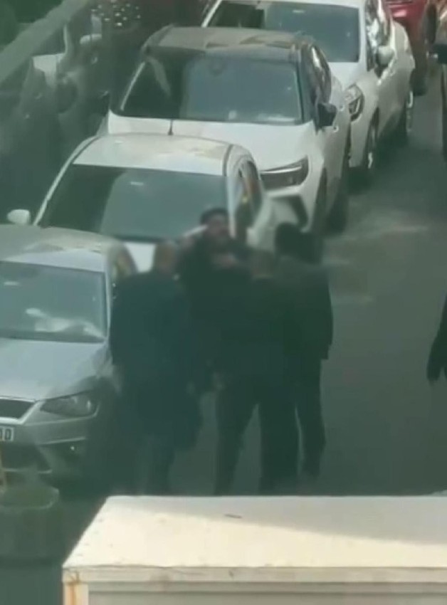 Holding binası önünde darbedildi, hastanede hayatını kaybetti! - Resim: 1
