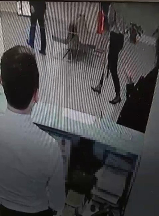 Bankada kamera şakası gibi olay: Veznede işlem yaparken üzerine kedi düştü - Resim: 3