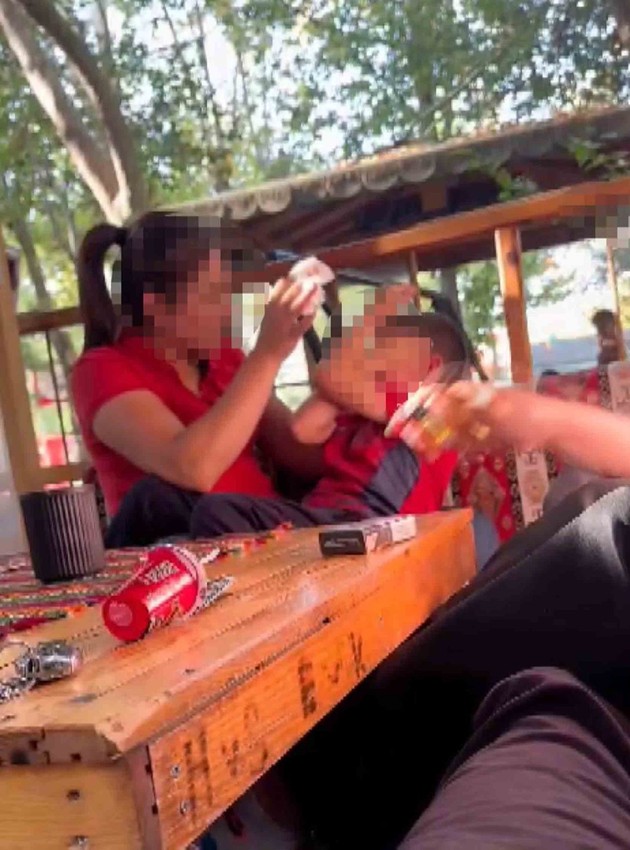 Bu nasıl anne ? Susturamadığı çocuğuna yaptıkları infial yarattı - Resim: 4