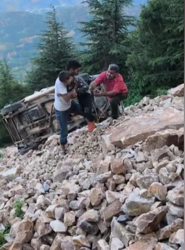 Yayla yolunda feci kaza: Aynı aileden 3 ölü, 1 yaralı - Resim: 1