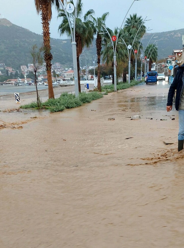 İzmir sular altında! Sağanak yağış hayatı felç etti - Resim: 3