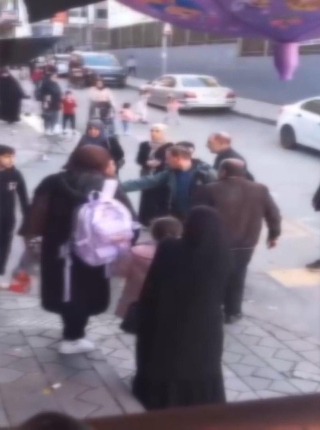 İstanbul'da mide bulandıran olay! Çocuğa taciz iddiasıyla meydan dayağı attılar - Resim: 1