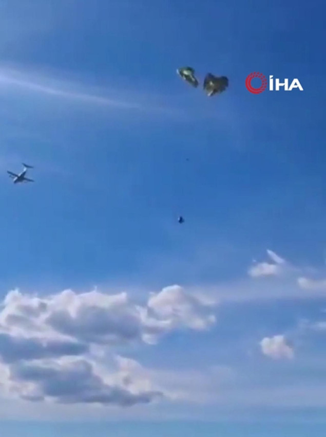 Nakliye uçağından bırakılan zırhlı araç hurdaya döndü - Resim: 3