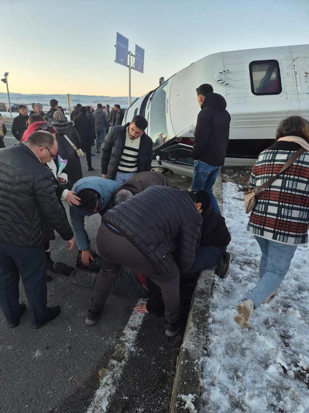 İki minibüs kavşakta çarpıştı: Çok sayıda yaralı var - Resim: 3