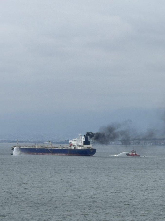 İzmit Körfezi'nde 40 bin ton fuel oil yüklü tankerde yangın paniği - Resim: 1