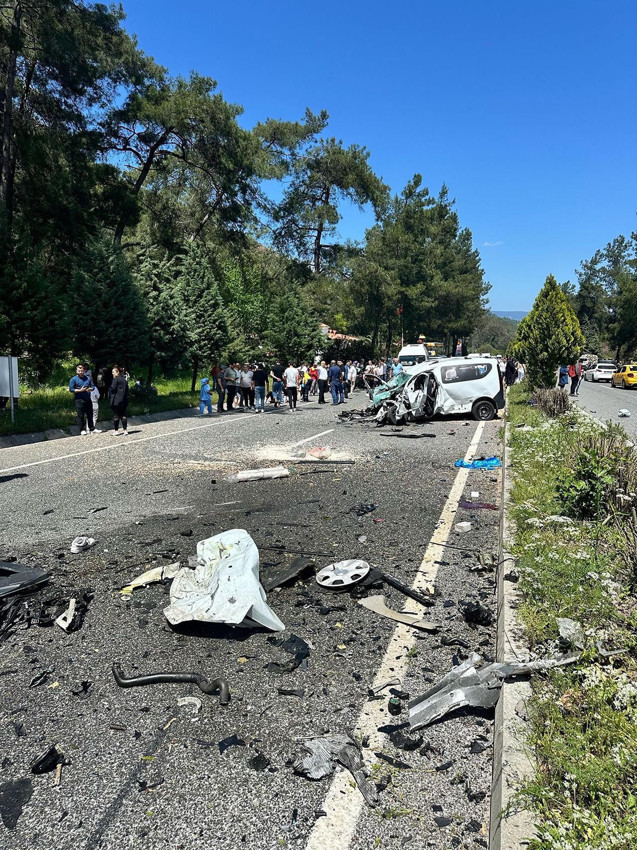 Marmaris'te feci kaza! 4 araç birbirine girdi; ölü ve yaralılar var - Resim: 4