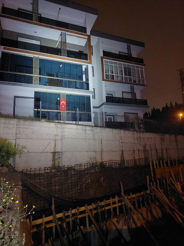 Çökme tehlikesi bulunan 4 katlı apartman tahliye edildi! - Resim: 4