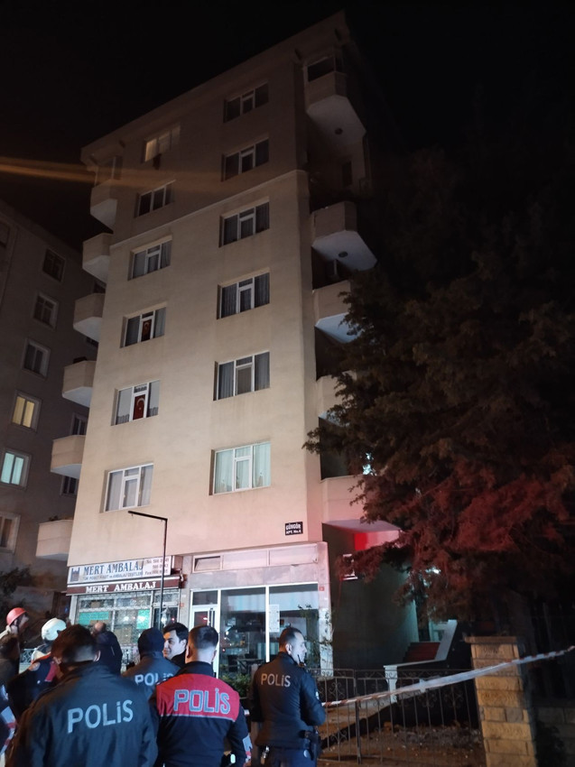İstanbul'da 6 katlı binan 5'inci katındaki balkon çöktü - Resim: 3