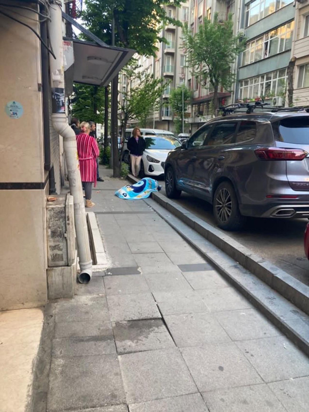 İstanbul'da güpegündüz vahşet! Kaçırmak istedikleri kadını direnince sokak ortasında katlettiler - Resim: 1