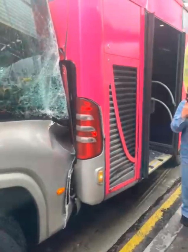 İstanbul'da 2 metrobüs çarpıştı: Ölü ve yaralılar var - Resim: 1