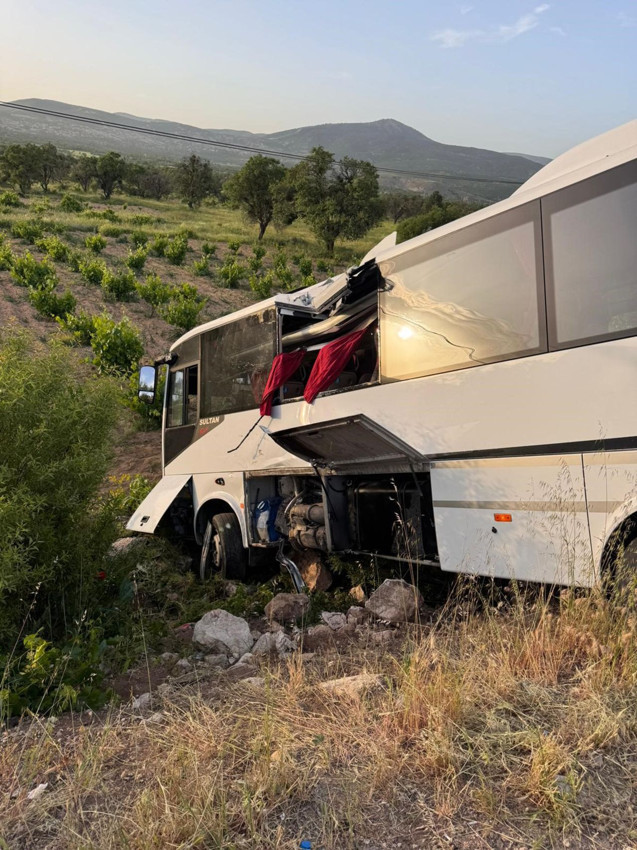 Şarampole uçan yolcu otobüsünün araç içi kamerası görüntüleri tüyleri diken diken etti - Resim: 2
