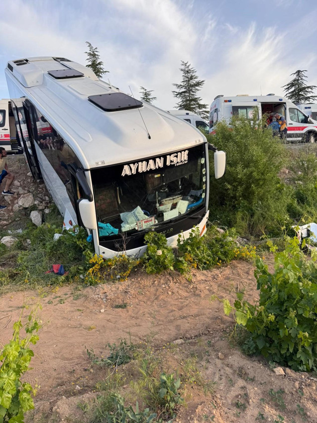 Şarampole uçan yolcu otobüsünün araç içi kamerası görüntüleri tüyleri diken diken etti - Resim: 1