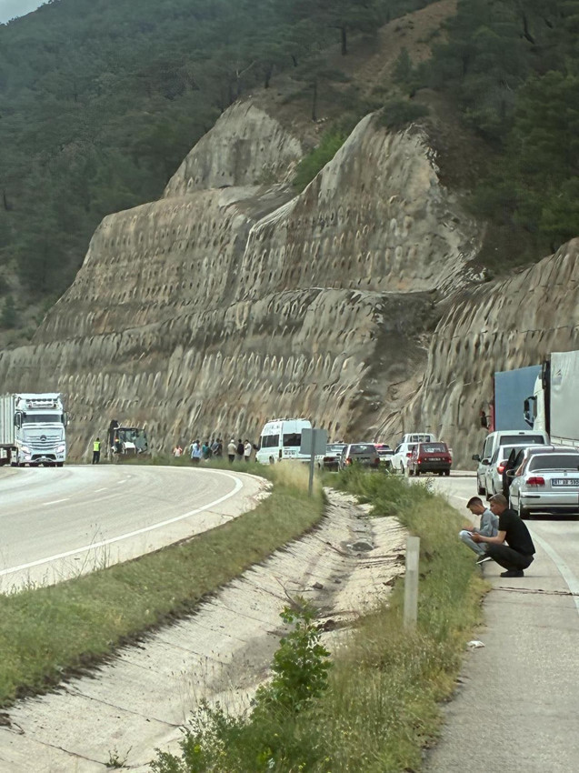 Tokat'ta heyelan: Karayolu ulaşıma kapandı - Resim: 1
