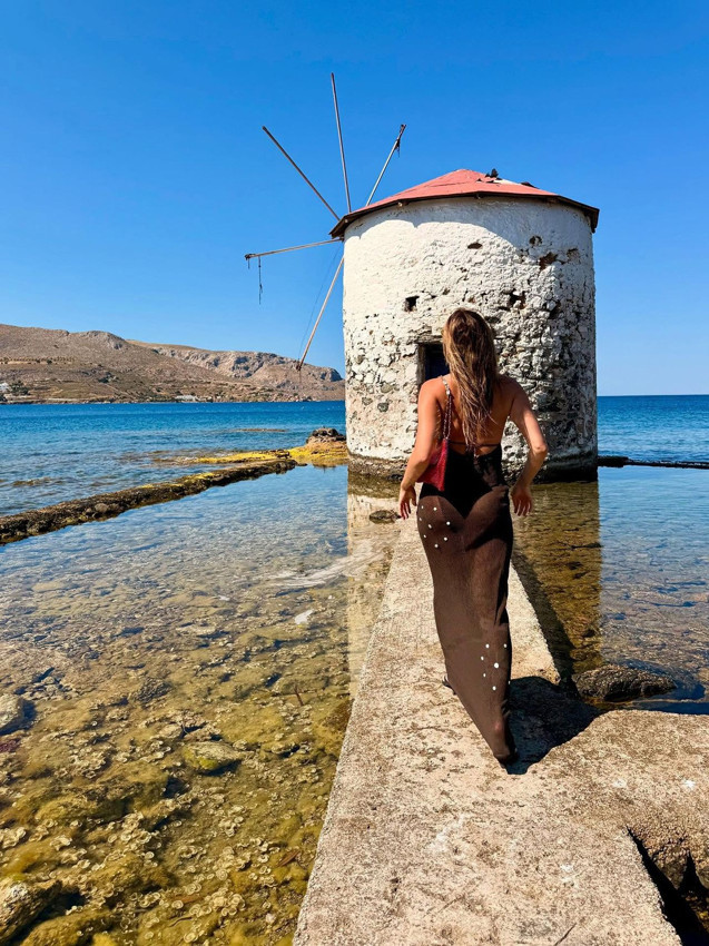 Afra Saraçoğlu Yunanistan'ın tatil cenneti adasından olay pozlar - Resim: 4